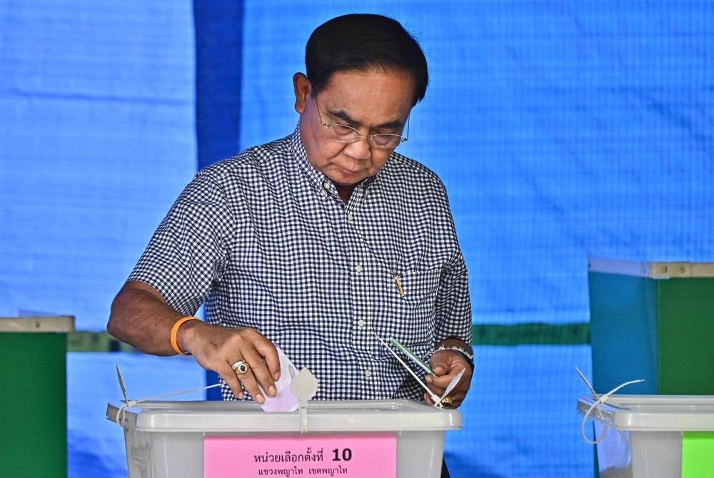 Thai Prime Minister and United Thai Nation Party's candidate Prayut Chan-O-Cha casts his ballot at a polling station during Thailand's general election in Bangkok on May 14, 2023 (Photo by Lillian SUWANRUMPHA / AFP)