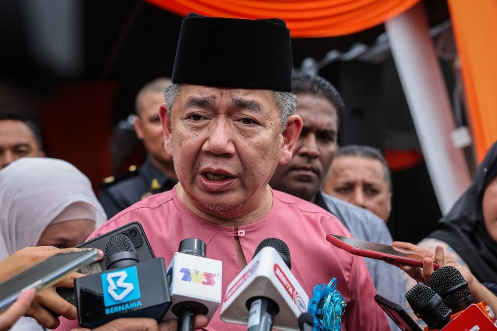 Domestic Trade and Cost of Living Minister Datuk Seri Salahuddin Ayub says the Rahmah initiatives have successfully reached the target of the B40 group, benefiting up to 126,000 people.