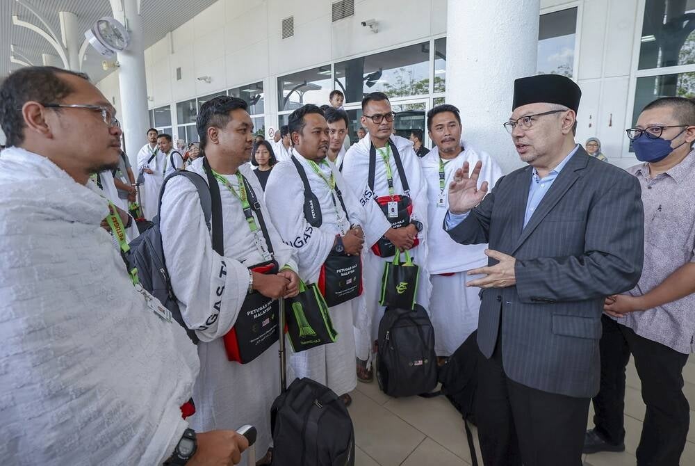 Tabung Haji Board (TH) Hajj Executive Director Datuk Seri Syed Saleh Syed Abdul Rahman (right, second) greeting media personnel before departing to the holy land at the Hajj 1444H/2023 Departure Ceremony at the Movenpick Hotel and Convention Centere today. - BERNAMA 