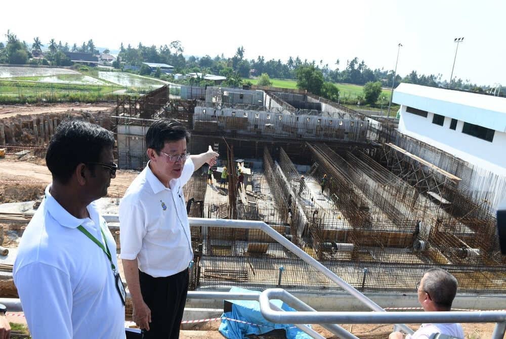 Penang Chief Minister Chow Kon Yeow inspecting the Package 12A Water Treatment Plant construction project at the Sungai Dua Water Treatment Plant. - BERNAMA