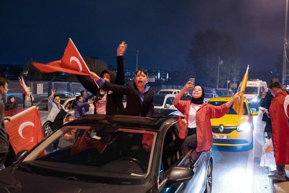 AKP supporters parade after the first result of the presidential election first round in Istanbul on May 14, 2023. Turkey votes in a momentous election that could extend incombent President's two-decade grip on power or put the mostly Muslim nation on a more secular course. (Photo by Umit Turhan Coskun / AFP)