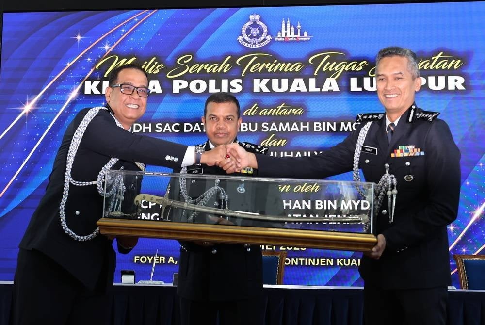 Director of the Narcotics Crime Investigation Department Datuk Seri Ayob Khan Mydin Pitchay (centre) witnessing the Handover Ceremony of the Kuala Lumpur Police Chief Task between Datuk Abu Samah Mohd Noor (left) and Datuk Mohd Shuhaily Mohd Zain (right). - BERNAMA