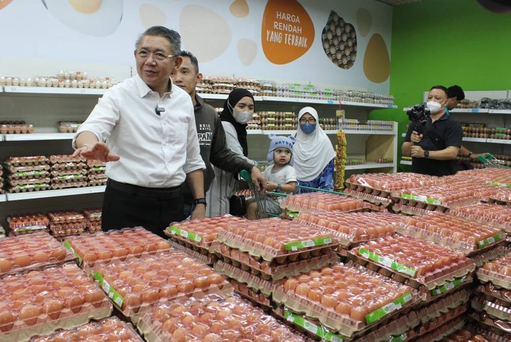 Salahuddin at a Payung Rahmah initiative