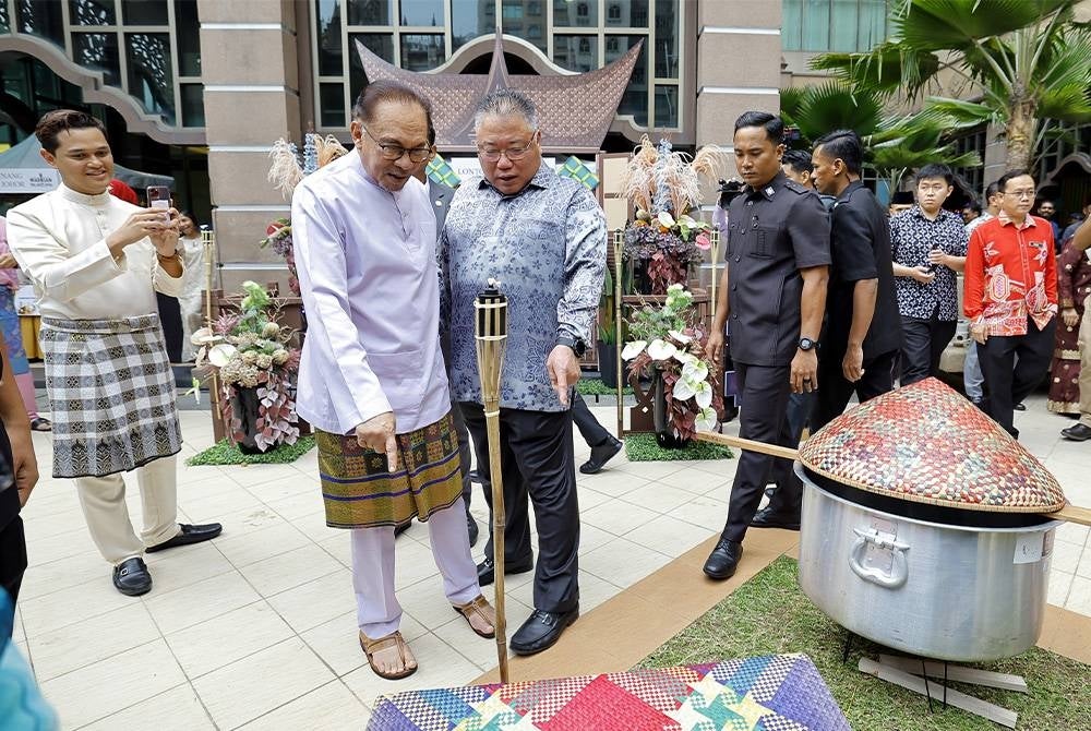 Anwar with Minister of Tourism, Arts and Culture Datuk Seri Tiong King Sing (left) visiting food stalls in Putrajaya - Bernama pic