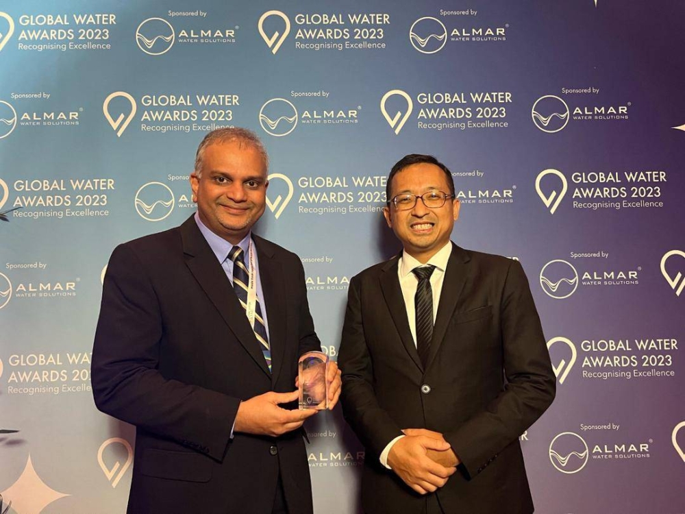 IWK’s chief executive officer Narendran Maniam (right) at the Global Water Awards 2023.