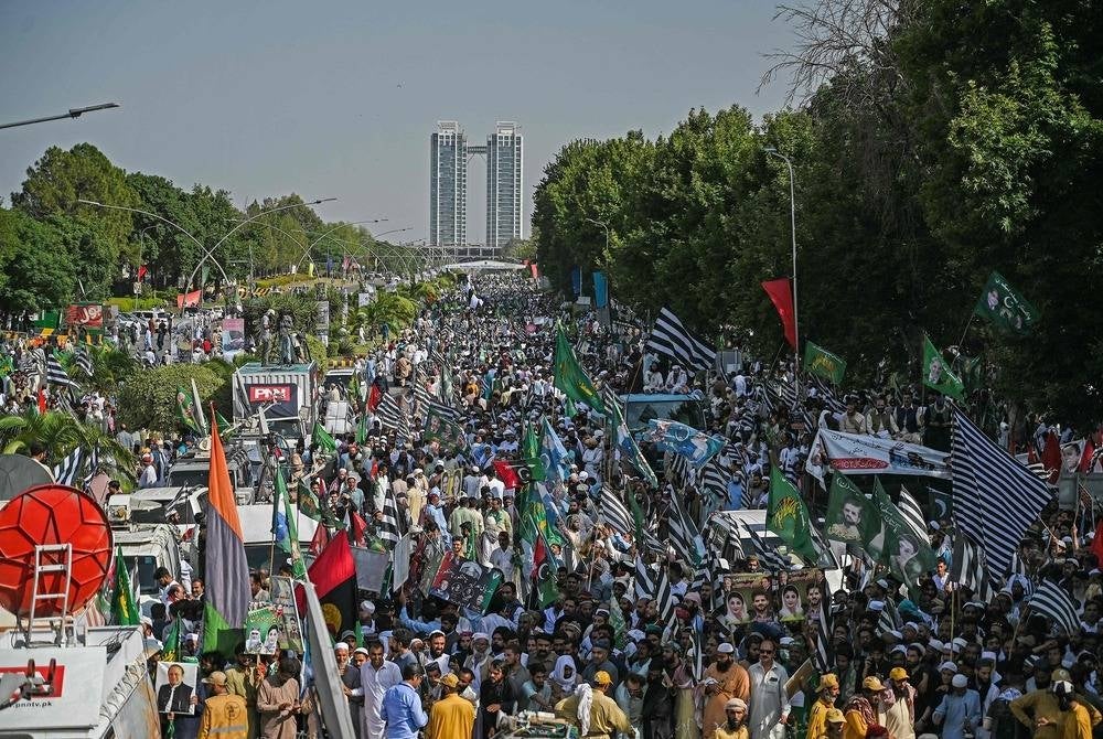 Supporters of parties from Pakistan's ruling alliance gather near the Supreme Court in Islamabad on May 15, 2023, to protest against the judiciary’s alleged undue facilitation to former Pakistan’s prime minister Imran Khan. Hundreds of pro-government protestors demanded May 15 the resignation of Pakistan's top judge for releasing Imran Khan from arrest last week, as the former prime minister went back to court facing yet more legal cases. (Photo by Aamir QURESHI / AFP)
