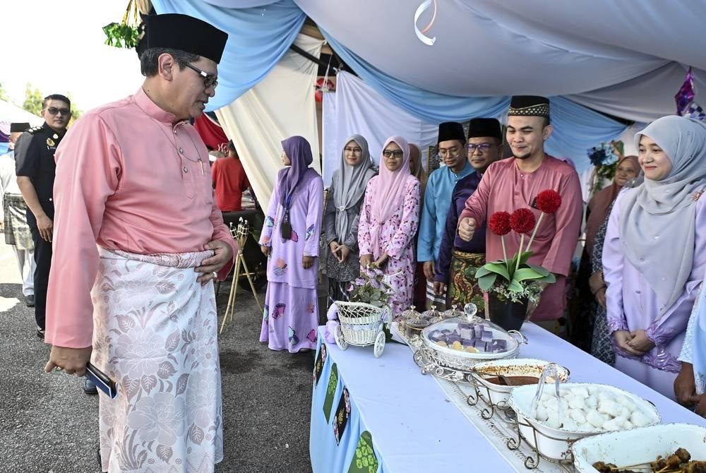 Malaysian Road Transport Department (JPJ) director general Datuk Zailani Hashim (left) visiting a food stall at the Opening Ceremony of the JPJ Kiosk House and Hari Raya Aidilfitri Celebration at the JPJ Headquarters grounds in Terengganu today. - BERNAMA