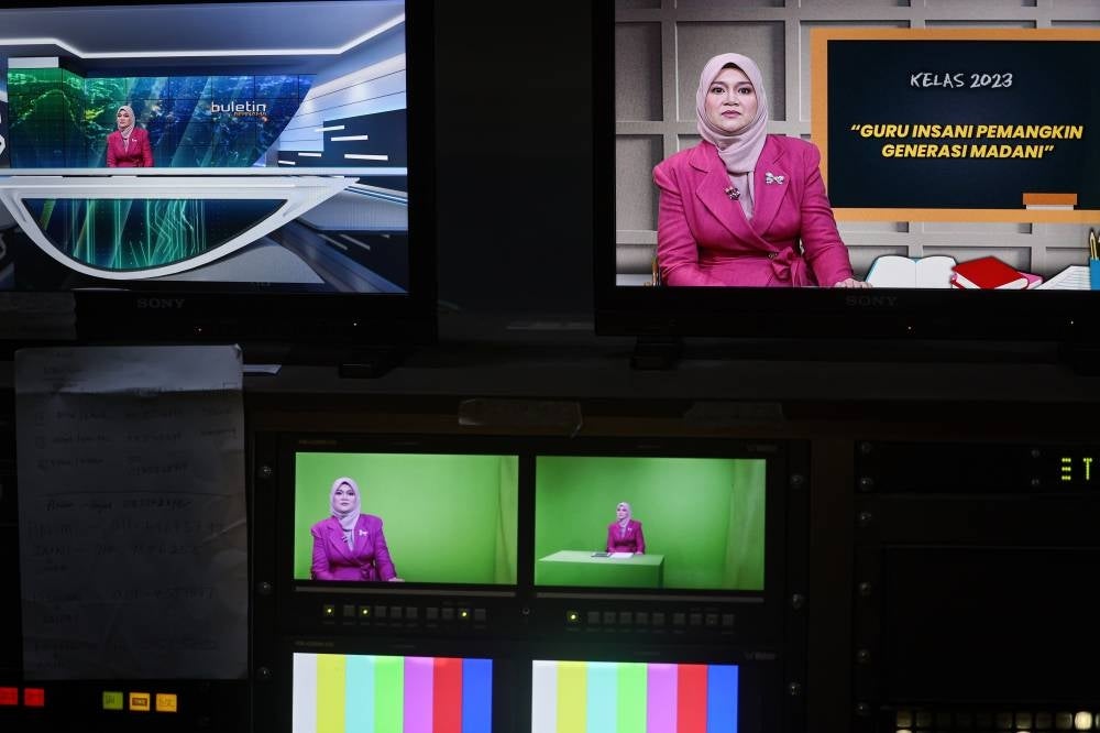 Education Minister Fadhlina Sidek made a surprise appearance as a newsreader in Buletin Bernama's 'Segmen Khas Kelas 2023' on Bernama TV, in conjunction with Teachers' Day today - Bernama Pix