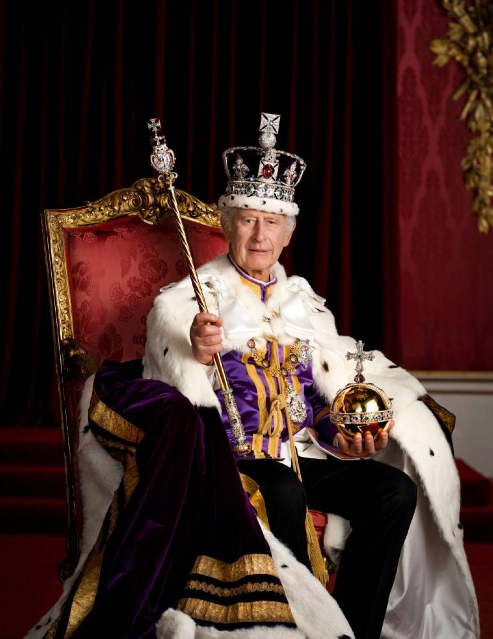  Britain's King Charles III posing in the Throne Room of Buckingham Palace, London, the King is wearing the Robe of Estate, the Imperial State Crown and is holding the Sovereign's Orb and Sovereign's Sceptre with Cross. - ( PHOTO BY HUGO BURNAND / AFP PHOTO/ BUCKINGHAM PALACE )