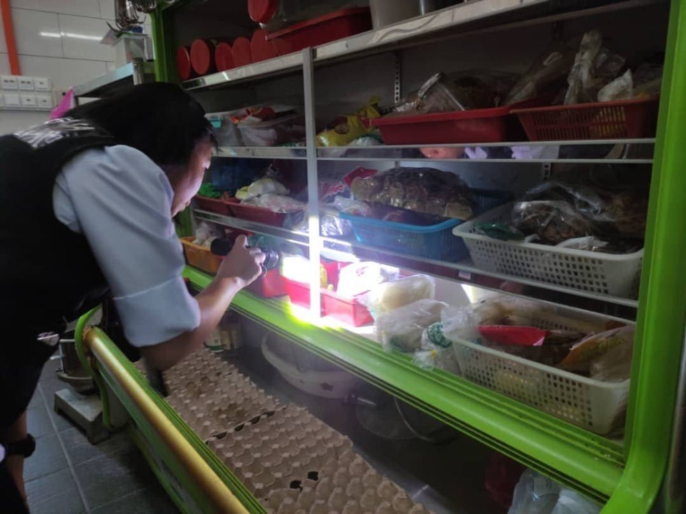 The inspection was carried out by the Inspectorate Unit and the Food Safety and Quality Unit of the Kota Kinabalu Area Health Office in the kitchen of one of the restaurants in an integrated operation around PCC Kota Kinabalu.