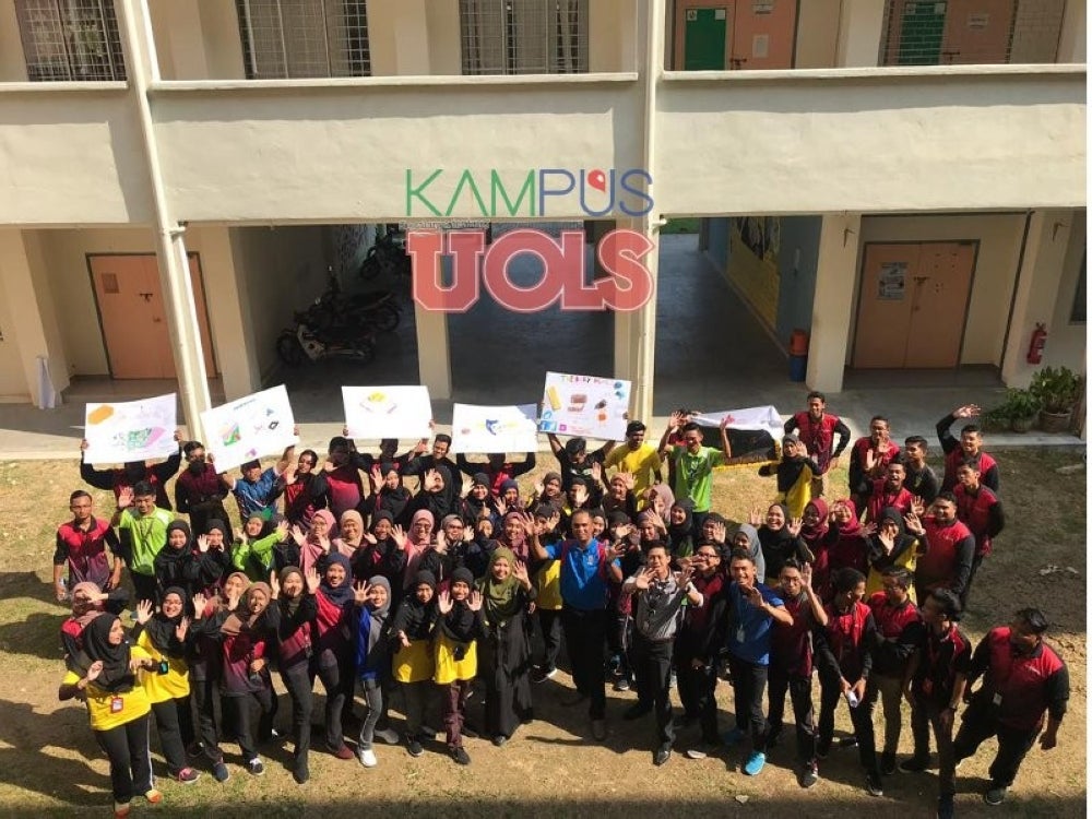 Entrepreneurship Race dan Business Pitching students with judges 