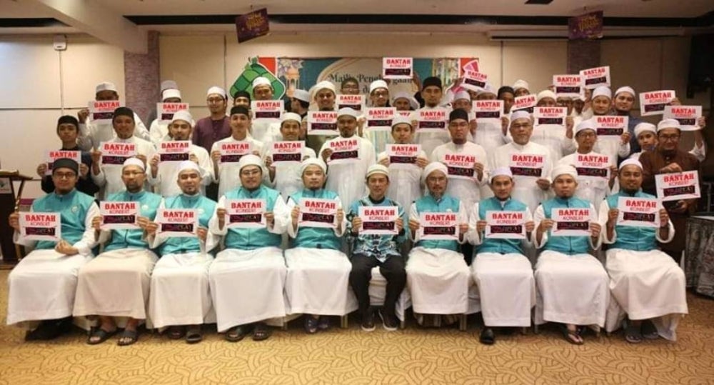 Dr Felza Zulhibri (front, fifth from left) together with the committee and some members of the friends of Huffaz Pahang protesting the Coldplay concert that will be held here - FILEPIC 