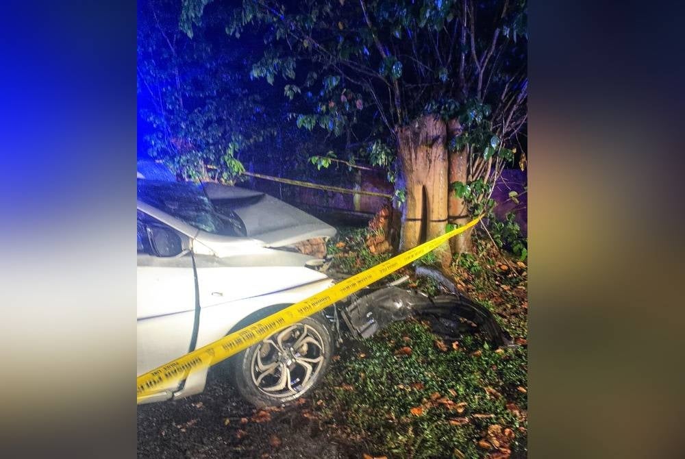 The Toyota Vios that hit a tree on Thursday. - Photo: PDRM