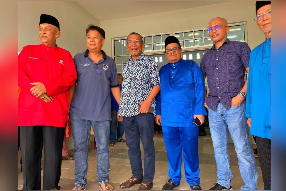 Akhbar (four, left) together with Kelantan Umno leaders presents at Unity Government Hari Raya Aidilfitri Celebration Ceremony at Rantau Panjang Parliamentary level on Friday.