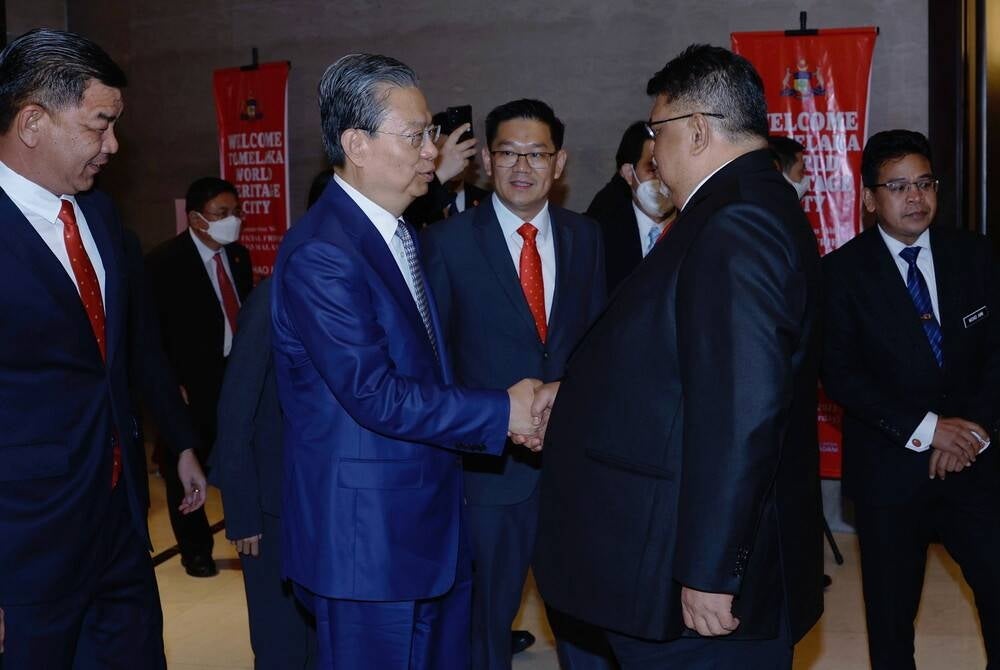 Malacca Chief Minister Datuk Seri Ab Rauf Yusoh (right, second) receiving a courtesy call from Chairman of the Standing Committee of the 14th Chinese National People's Congress (NPC) Zhao Leji at a hotel. - BERNAMA