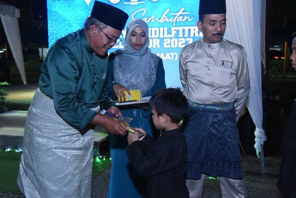 Selangor RTD director Datuk Khairul Khar Yahya handing over "duit raya" during the Selangor RTD Hari Raya Aidilfitri celebration on Friday. - Photo: SELANGOR RTD