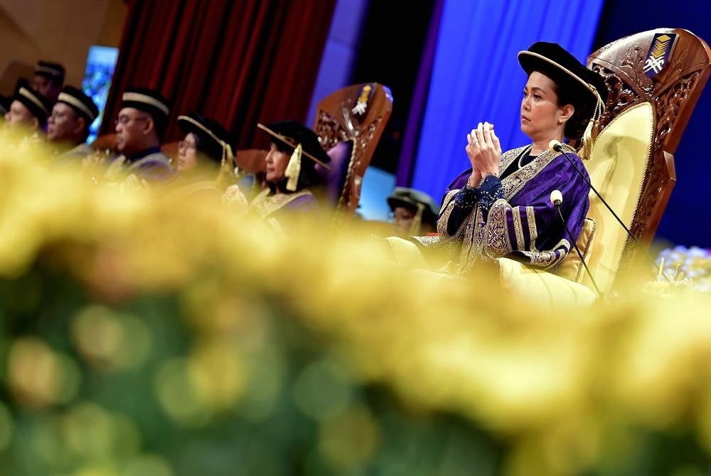 Selangor Tengku Permaisuri Norashikin praying at the 96th Convocation Ceremony of Universiti Teknologi Mara (UiTM) at the Chancellor's Hall (DATC) UiTM Shah Alam. - BERNAMA