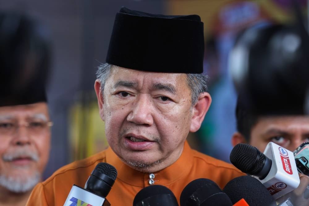 Amanah deputy president Datuk Seri Salahuddin Ayub during the press conference after attending the Pulai Parliamentary Eid Open House ceremony in Taman Rekreasi Taman Uda Utama today. - Bernama PIC