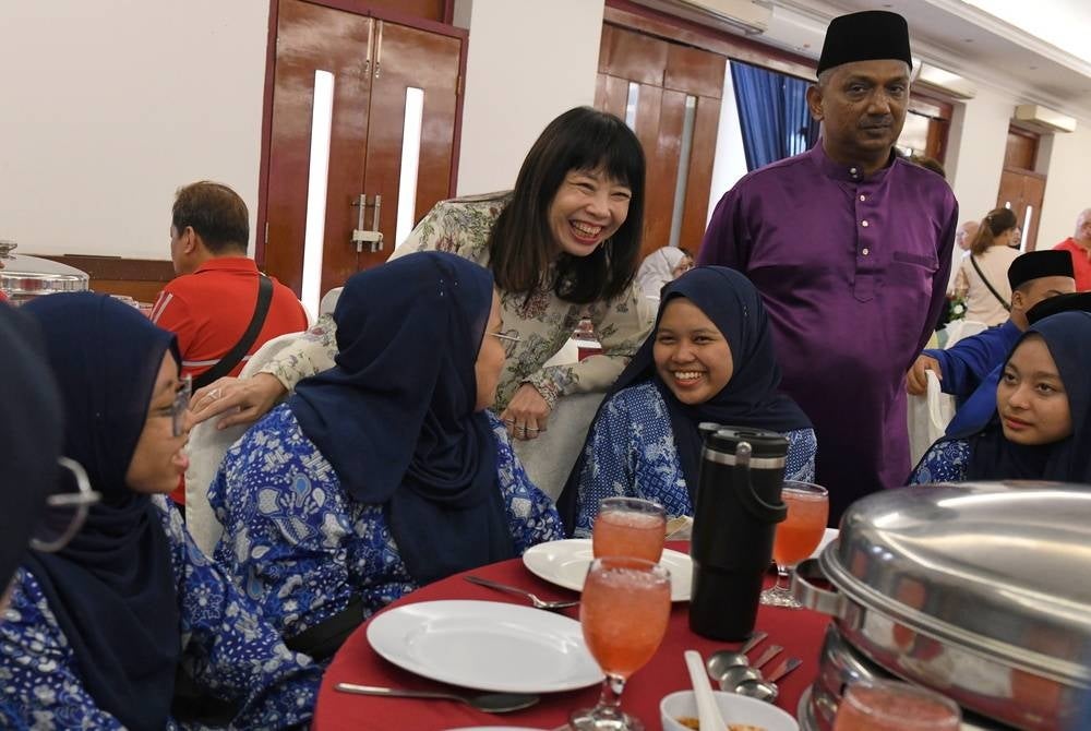 Education Deputy Minister Lim Hui Ying who is also Tanjong MP mingling with students at Tanjong Parliament's Hari Raya Aidilfitri Open House. - BERNAMA