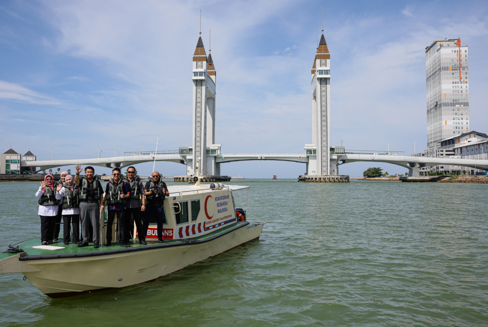 Deputy Health Minister Lukanisman Awang Saudi (fourth, left) at the inauguration ceremony of the Pulau Redang and Pulau Perhentian Health Clinic Ambulance Boats at the Duyong Marina Jetty, here, today. Photo: Bernama