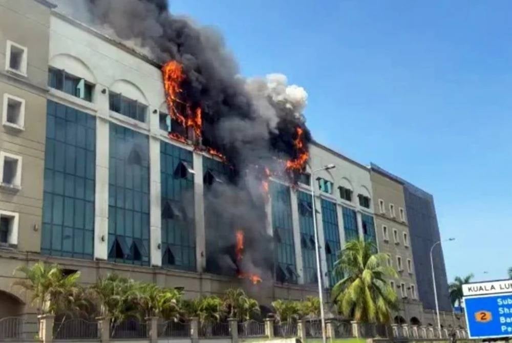 Old EPF building in Jalan Gasing on fire - Social Media