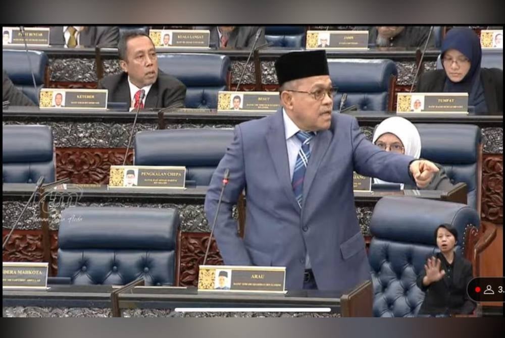 Shahidan standing up in the Dewan Rakyat and asking Alice to take note of and make a decision on the matter - FILEPIC 