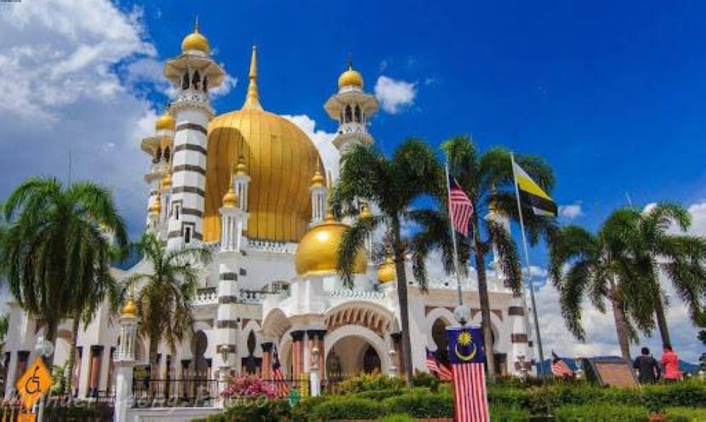 Sultan of Perak Sultan Nazrin Shah has consented to honour journalists and media practitioners in the state by allowing them to deliver the Friday sermon at several mosques in Perak tomorrow, in conjunction with the National Journalists’ Day (HAWANA) on May 29 - FILEPIC

