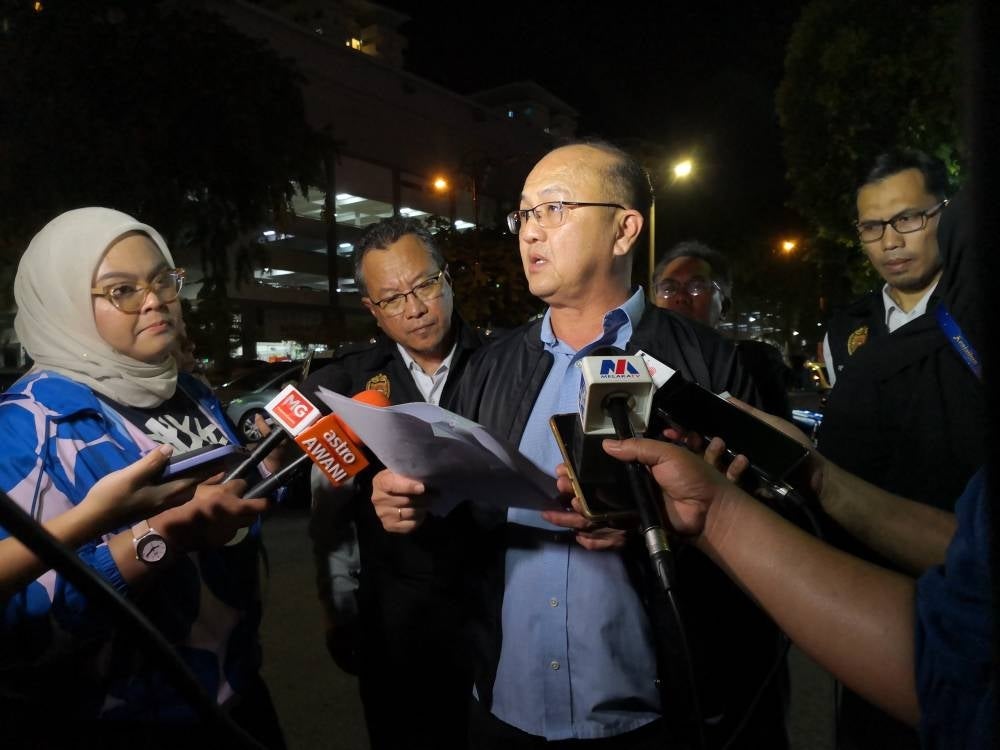State Health, Human Resource and Unity Committee chairman Ngwe Hee Sem during a press conference after the Control of Tobacco Product Regulations 2004 (PPKHT) enforcement operation, last night. - BERNAMA