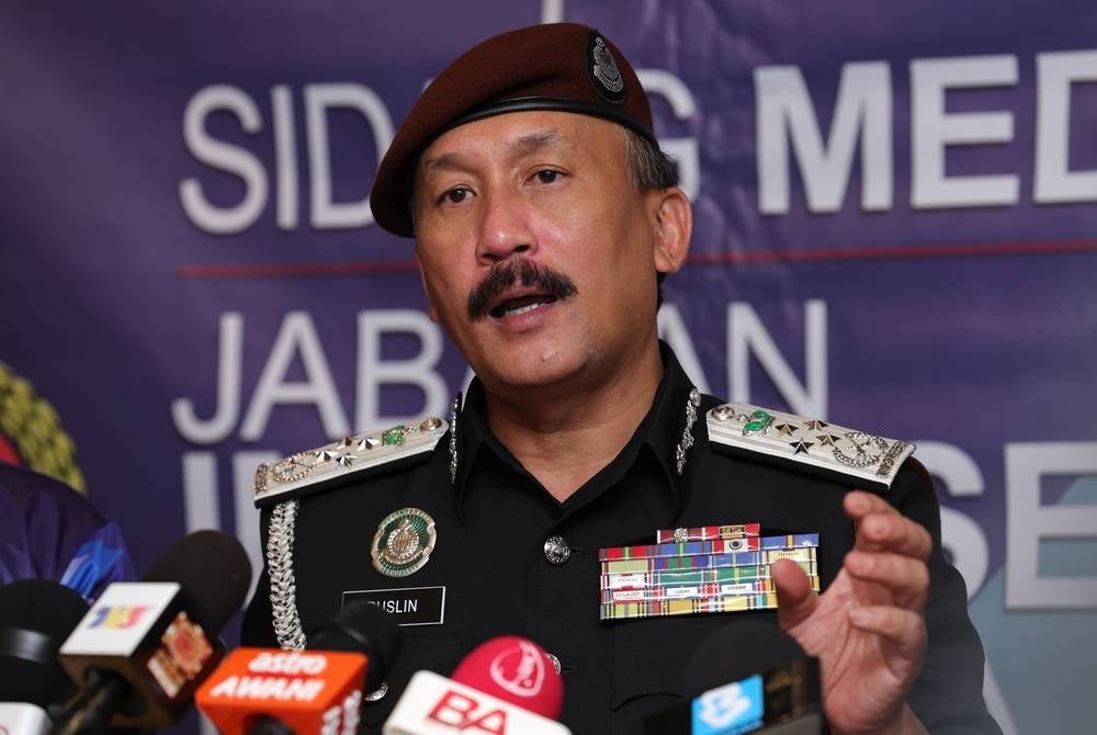 Immigration director-general Datuk Ruslin Jusoh speaking at a press conference after inspecting the Customs, Immigration and Quarantine (CIQ) Complex of Bangunan Sultan Iskandar (BSI) Johor. - BERNAMA