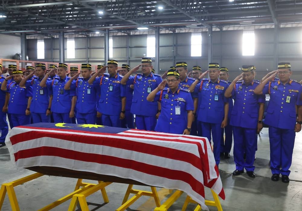 More than 70 APM personnel paid their last respects to the deceased at the KLIA Cargo Complex, followed by the Yasin recital and tahlil led by Assoc Lt (PA) Miszlee Samais. Photo by Bernama.