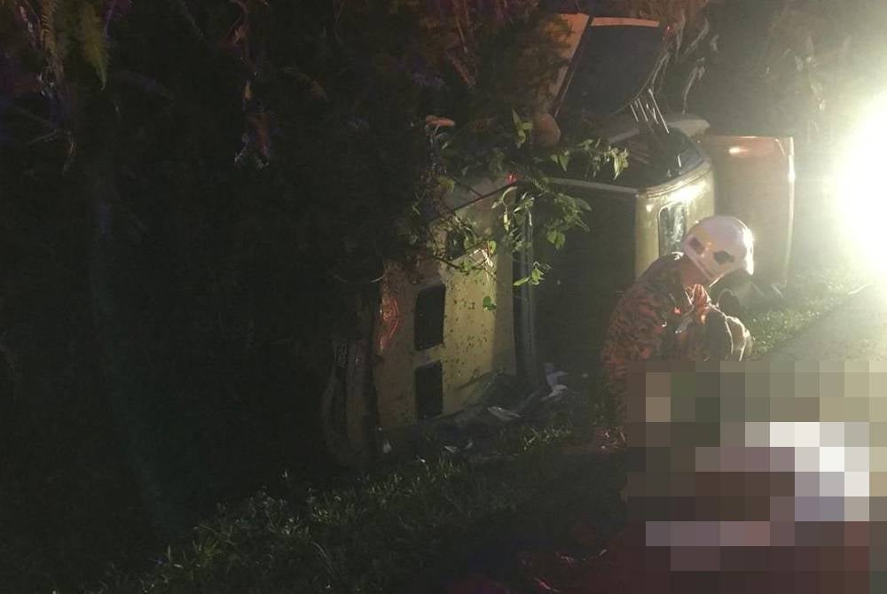 A woman was killed in a car crash on Jalan Perani, Bandar Seri Perani, Kota Tinggi on Friday.