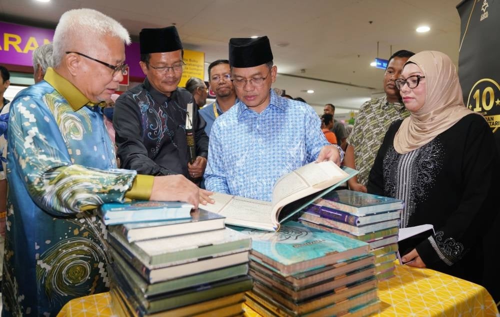 (From left to right): Karangkraf Media Group advisor Datuk Hussamuddin Yaacub, Karya Bestari Quran publishing manager Ahmad Yani Abd Manaf, Minister in the Prime Minister's Department (Religious Affairs) Datuk Dr Mohd Na'im Mokhtar and Karangkraf Media Group chairman Firdaus Hussamuddin.
