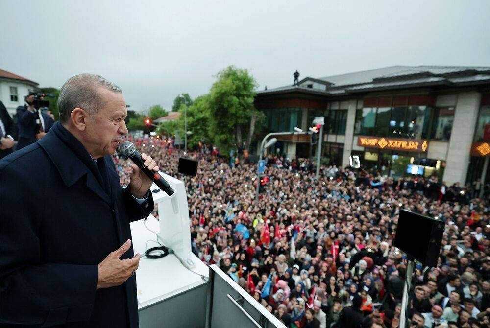 This handout photograph taken and released by the Turkish Presidency Press Office on May 28, 2023 shows Turkish President Recep Tayyip Erdogan addressing supporters gathered outside his residence following his victory in Turkish presidential election at Kisikli district in Istanbul. The head of Turkey's election commission on May 28, 2023 declared President Recep Tayyip Erdogan the winner of a historic runoff vote that will extend his 20-year rule until 2028. (Photo by MURAT CETIN MUHURDAR / TURKISH PRESIDENTIAL PRESS SERVICE / AFP)