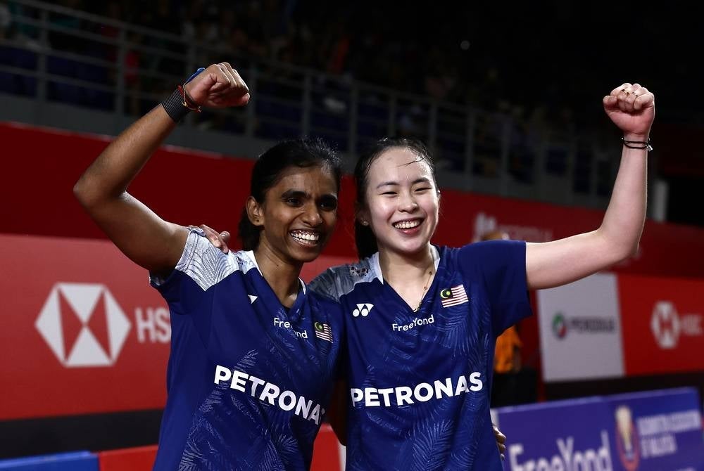 KUALA LUMPUR, May 25 - National athletes Pearly Tan (right) and Thinaah Muralitharan celebrating success after winning their match against players from Japan Rena Miyaura and Ayako Sakuramoto in the second round of the Perodua Malaysia Masters 2023 tournament at Axiata Arena Bukit Jalil. - BERNAMA photo (2023) COPYRIGHT RESERVED