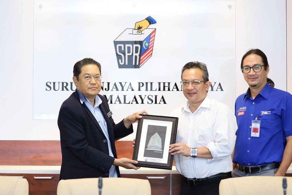 From left, Ikmalrudin, Akmal Eirfan and Azizi Fickry during Karangkraf Group visit to Election Commission Headquarters.