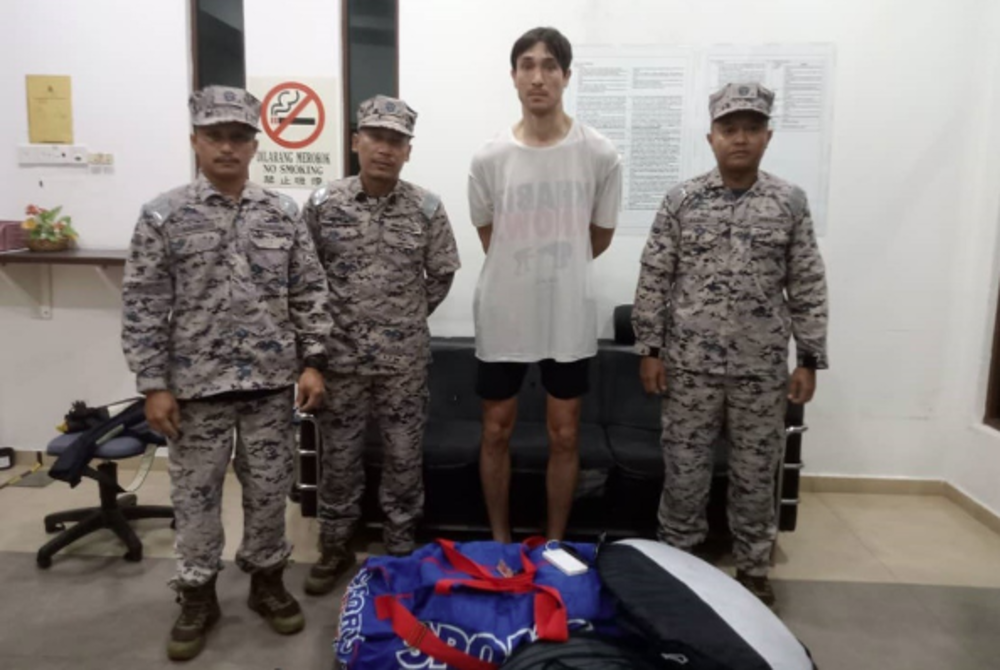 Melaka and Negeri Sembilan MMEA director Maritime Captain Iskandar Ishak said the victim, Russel Walter Boyd, 40, who lives in Bangsar, Kuala Lumpur, was found safe without any injury after being stranded on the island for about three hours. - Melaka and Negeri Sembilan MMEA