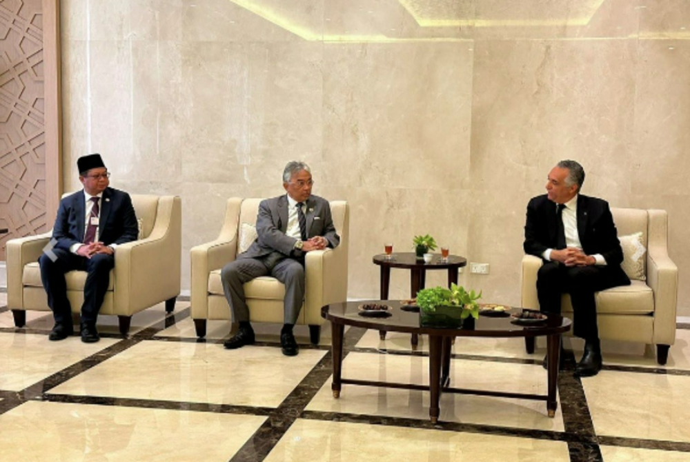 Their Majesties are scheduled to attend the royal wedding of the Crown Prince of Jordan Al Hussein bin Abdullah II at Zahran Palace tomorrow, followed by the wedding banquet at Al Husseinieh Palace in the evening. - Istana Negara