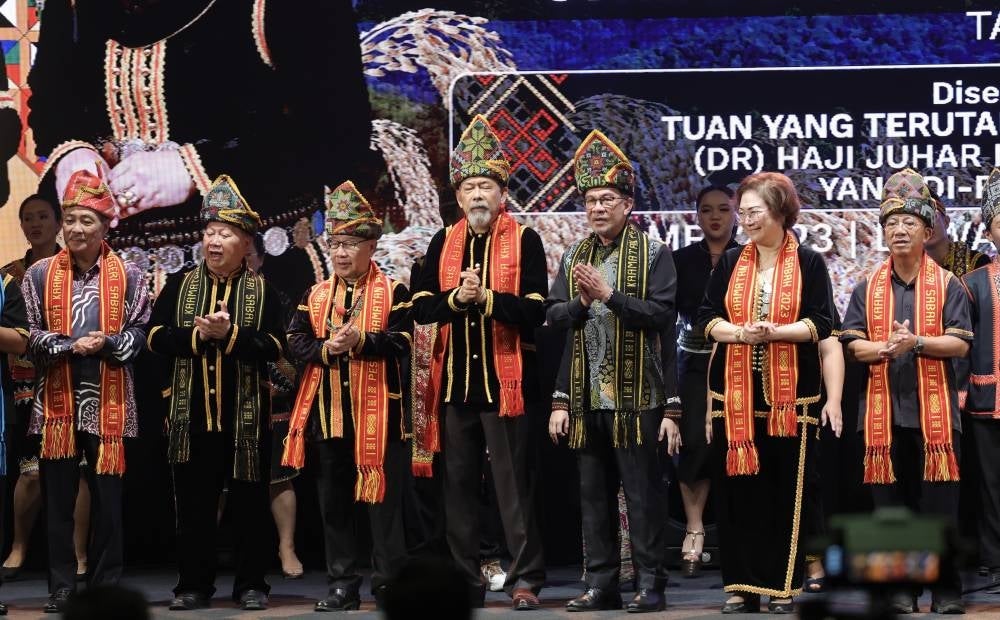 Anwar (third from right) singing along to the Tadau Kaamatan song during the closing ceremony of the Pesta Kaamatan held at Dewan Hongkod Koisaan, Kadazandusun Cultural Association (KDCA) on Wednesday. - Photo: BERNAMA