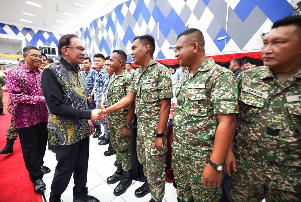 KOTA KINABALU, May 31 - Prime Minister Datuk Seri Anwar Ibrahim (left, second) shaking hands with members of the Malaysian Armed Forces (ATM) at Lok Kawi Camp Brigade 5 Headquarters. - BERNAMA photo (2023) COPYRIGHT RESERVED