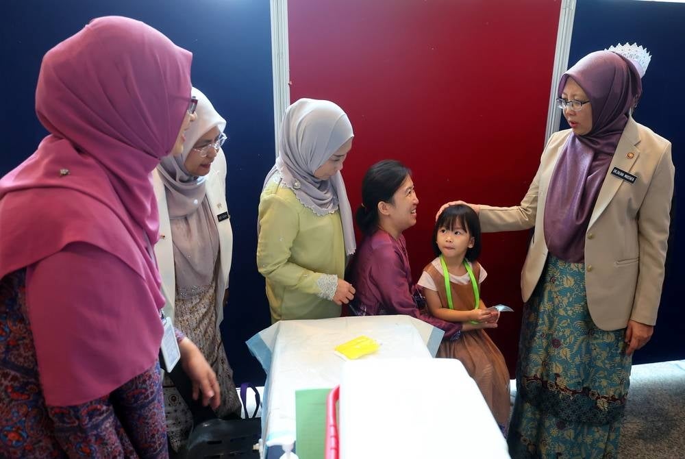 PUTRAJAYA, May 31 - Health Minister Dr Zaliha Mustafa (right) meeting children who received the Pneumococcal Vaccine at the 2023 National Immunization Day Celebration Ceremony at Complex E Precinct 1 Auditorium. - BERNAMA photo (2023) COPYRIGHT RESERVED