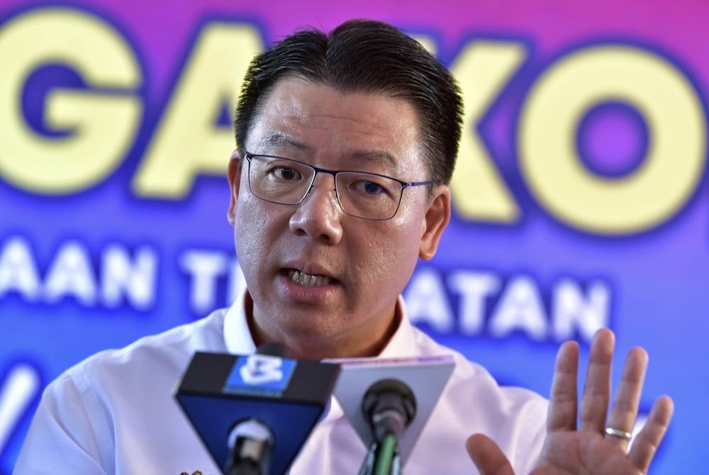 SEKINCHAN, May 31 - Housing and Local Government Minister Nga Kor Ming during a press conference after making a working visit around Sekinchan town. - BERNAMA photo (2023) COPYRIGHT RESERVED