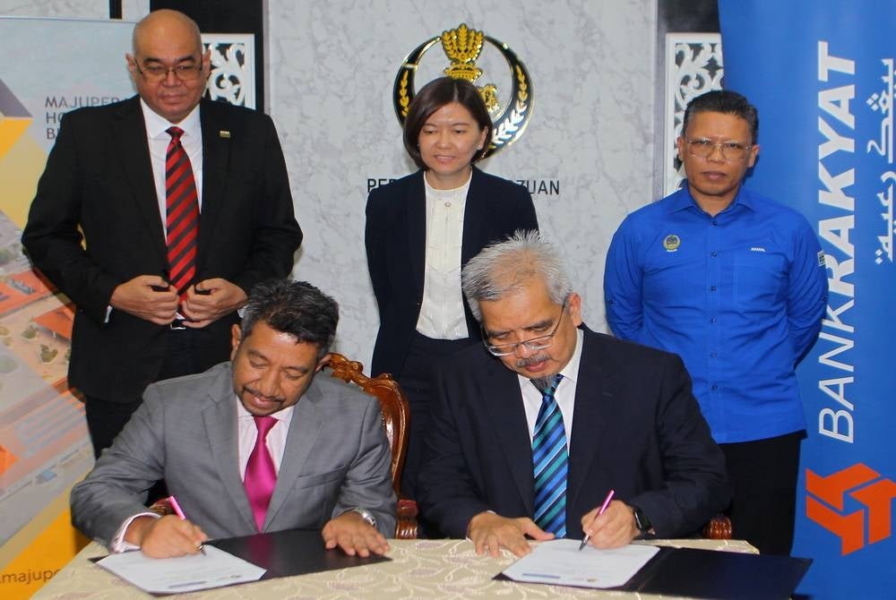 IPOH, 31 May - Perak State Housing and Local Government Committee chairman Sandrea Ng Shy Ching (back, centre) witnessing the construction financing signing session between Majuperak Holdings Berhad (MHB) Group chief executive officer Syed Agil Syed Hashim (seated, left) and vice president, Corporate and Commercial Bank Kerjasama Rakyat Malaysia Berhad Mohd Hamka Abd Rani (seated, right) at Bangunan Perak Darul Ridzuan. - BERNAMA photo (2023) COPYRIGHT RESERVED