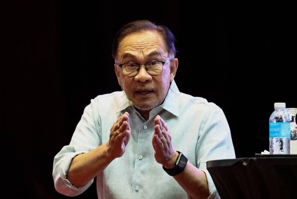 Anwar while answering questions posed by UMS students today - Bernama pic 
