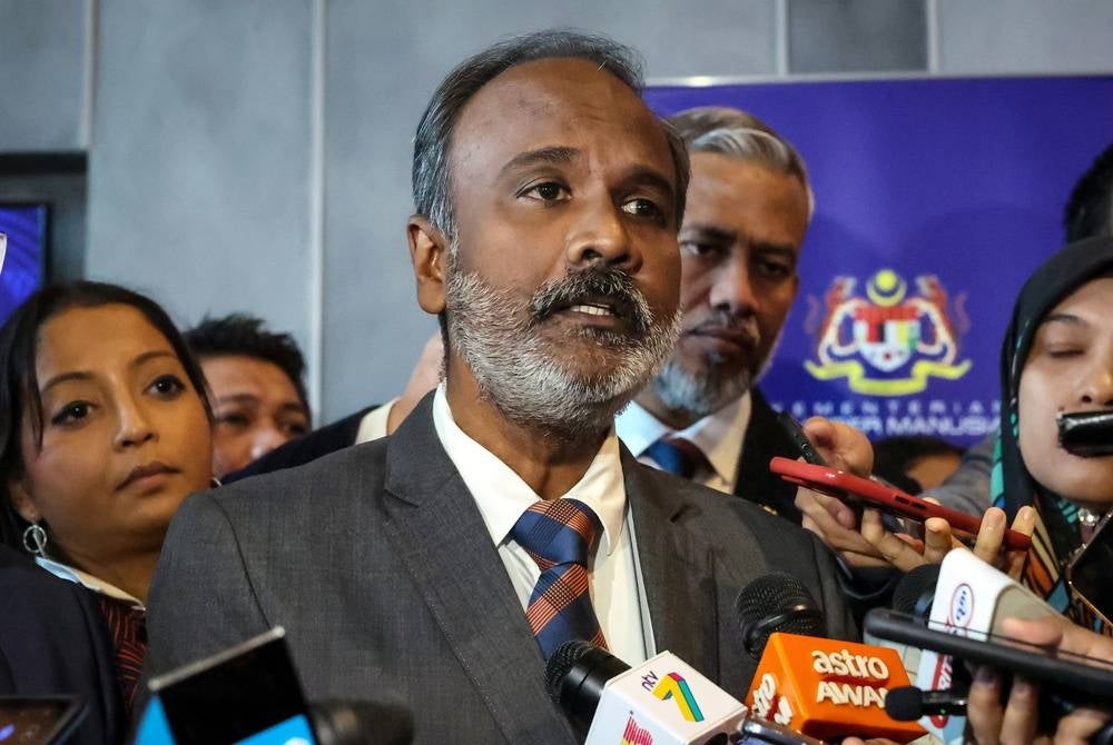 GEORGE TOWN, June 1 - Human Resources Minister V. Sivakumar answering media inquiries at the opening ceremony of the National Human Capital Conference and Exhibition (NHCCE) 2023 Northern Region at the SPICE Convention Centre. - BERNAMA photo (2023) COPYRIGHT RESERVED