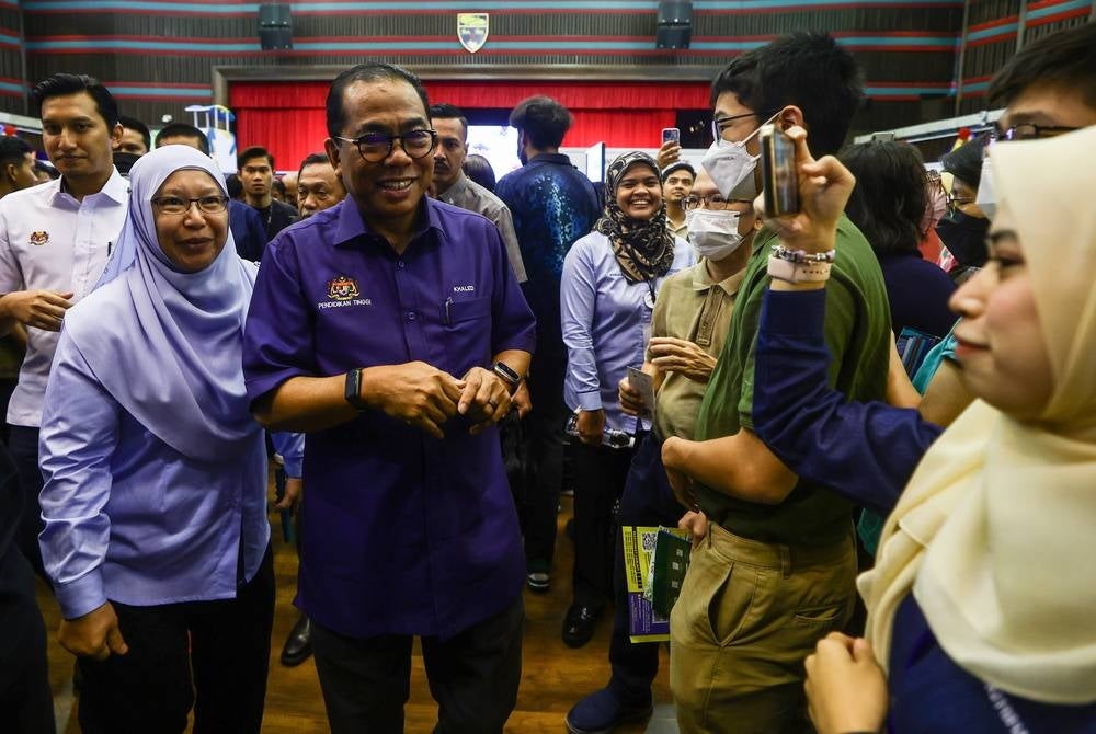 KUALA LUMPUR, June 4 - Higher Education Minister Datuk Seri Mohamed Khaled Nordin (left, second) attending the closing ceremony of 'Jom Masuk U' at Universiti Malaya today. - BERNAMA photo (2023) COPYRIGHT RESERVED