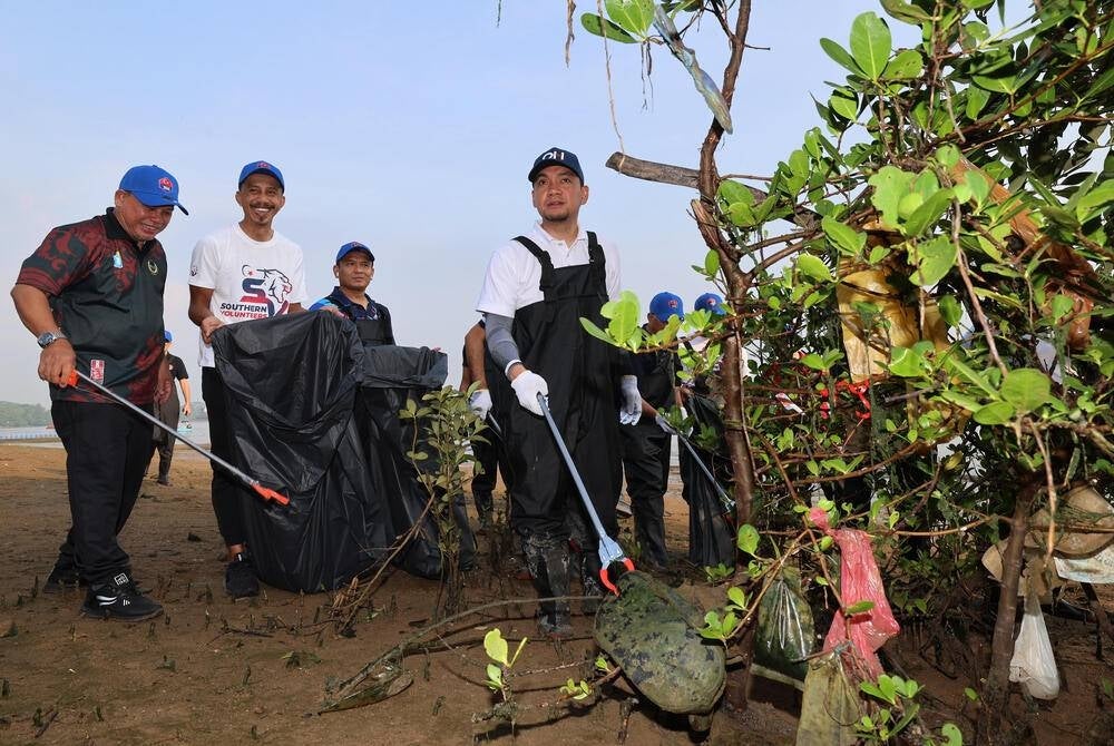 JOHOR BAHRU, June 4 - Johor Menteri Besar Datuk Onn Hafiz Ghazi together with representatives from various government agencies, non-governmental organizations (NGOs) and volunteers joined hands to clean the Sungai Skudai at the Clean Johor Programme in Kampung Bakar Batu today. - BERNAMA photo (2023) COPYRIGHT RESERVED