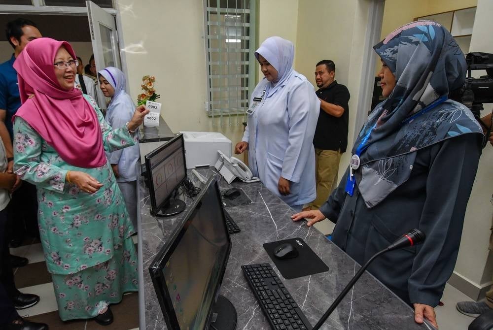 MACHANG, June 3 - Health Minister Dr Zaliha Mustafa (left) visiting the inquiry counter after witnessing the handing over of the Type 7 Health Clinic Project at the Ayer Eye Clinic today. - BERNAMA photo (2023) COPYRIGHT RESERVED