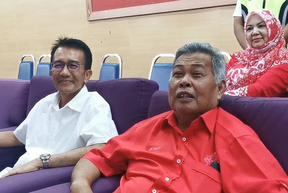 Ahmad (right) with Azan (left) at a press conference after completing the 2023 PRN (State Election) machinery launch ceremony for Marang Division Umno Division at the Wakaf Tapai National Youth Skills Institute (IKBN) Hall on Monday.