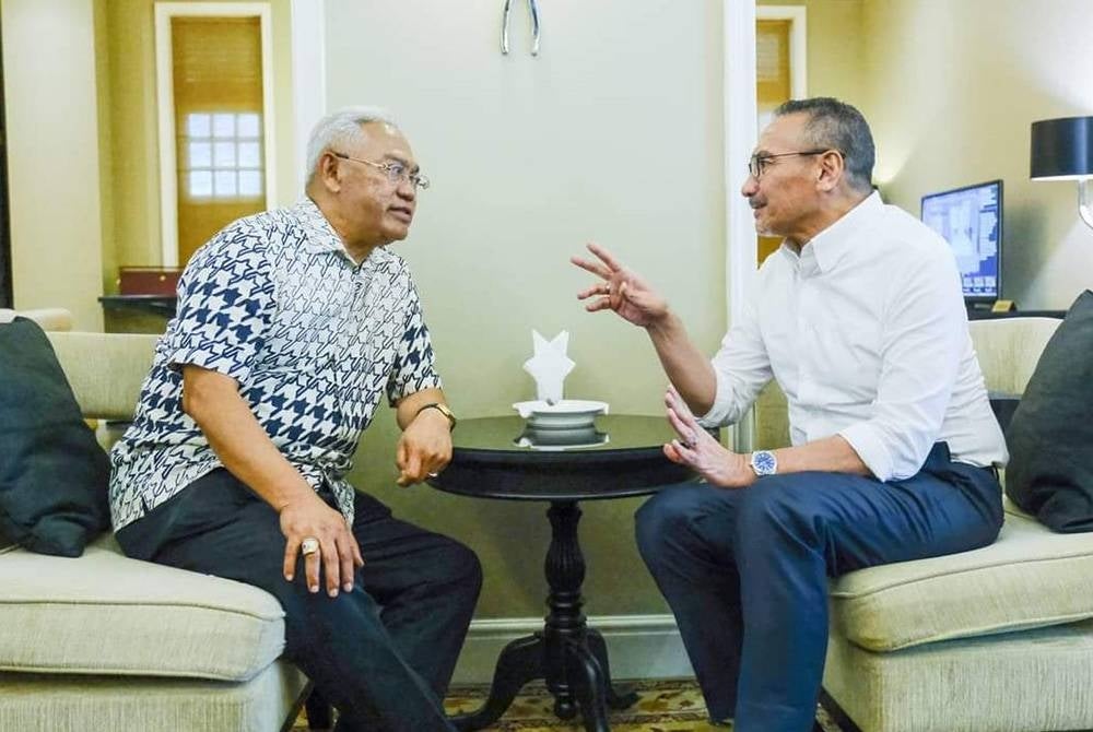 Hishammudin visiting Noh in Tanjong Karang - Hishamuddin;s Facebook