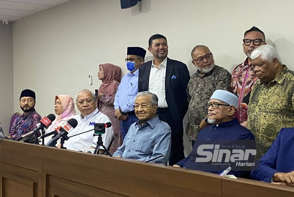 Leaders present during the Closed Meeting of the Malay Proclamation Round Table Negotiations.
